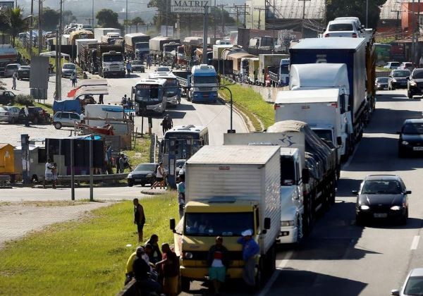 Caminhoneiros fazem paralização na BR 101, Niterói-Manilha, na altura de Itaboraí, no Rio de Janeiro.