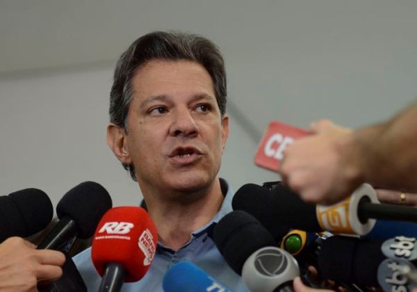 O candidato à presidência da República, Fernando Haddad, fala com a imprensa no hotel Matsubara.