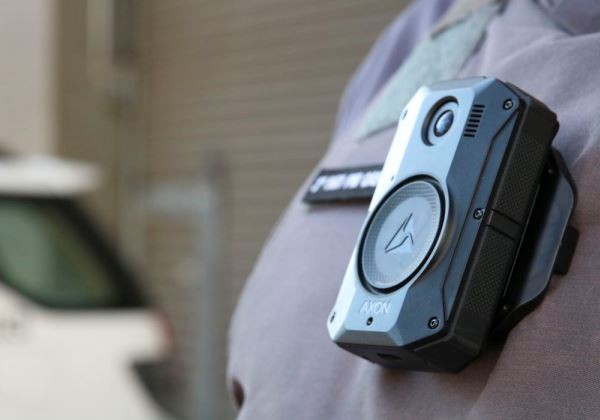 Uso de câmeras acopladas aos uniformes de policiais militares do estado de São Paulo para registro das suas ações, implementada em 18 unidades, ajudou a reduzir violência policial,trazendo resultados emblemáticos.