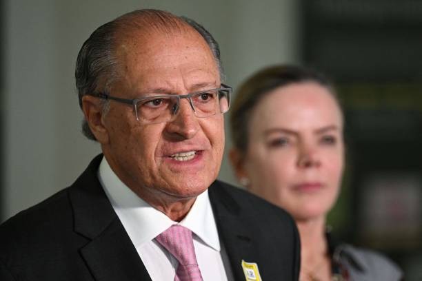 TOPSHOT - Brazilian Vice President-elect Geraldo Alckmin speaks to the press after a meeting with President's Bolsonaro Chief of Staff Ciro Nogueira to discuss the rules of the transition government at the Planalto Palace in Brasilia, on November 3, 2022.