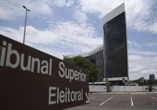 O TSE aumentou o esquema de segurança para acessar o prédio do tribunal neste domingo
