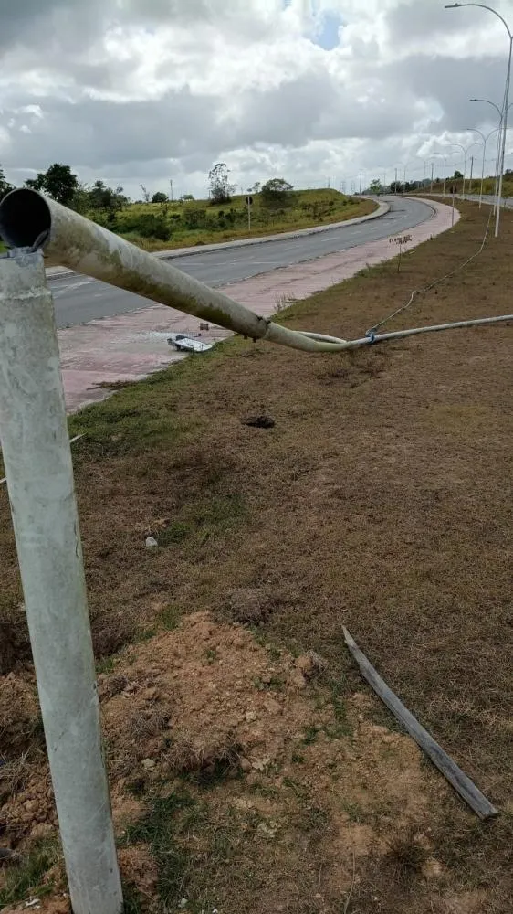 Inacreditável: Vândalos cortam postes para furtar fios de cobre em Candeias