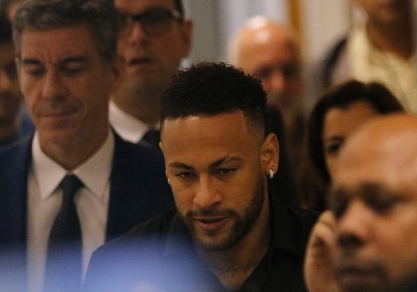 O jogador de futebol Neymar Jr, deixa a Delegacia de Repressão aos Crimes de Informática, na Cidade da Polícia, no Rio de Janeiro, após depoimento