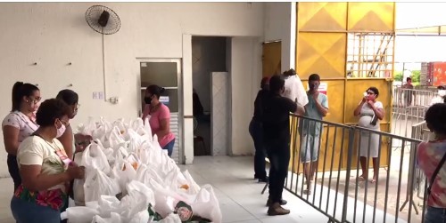 Distribuição das cestas natalinas. Imagem: Prefeitura de Candeias