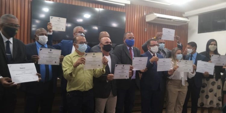 Diplomados prefeito, vice e 11 vereadores em Madre de Deus. Foto: Reprodução / Madre Notícias