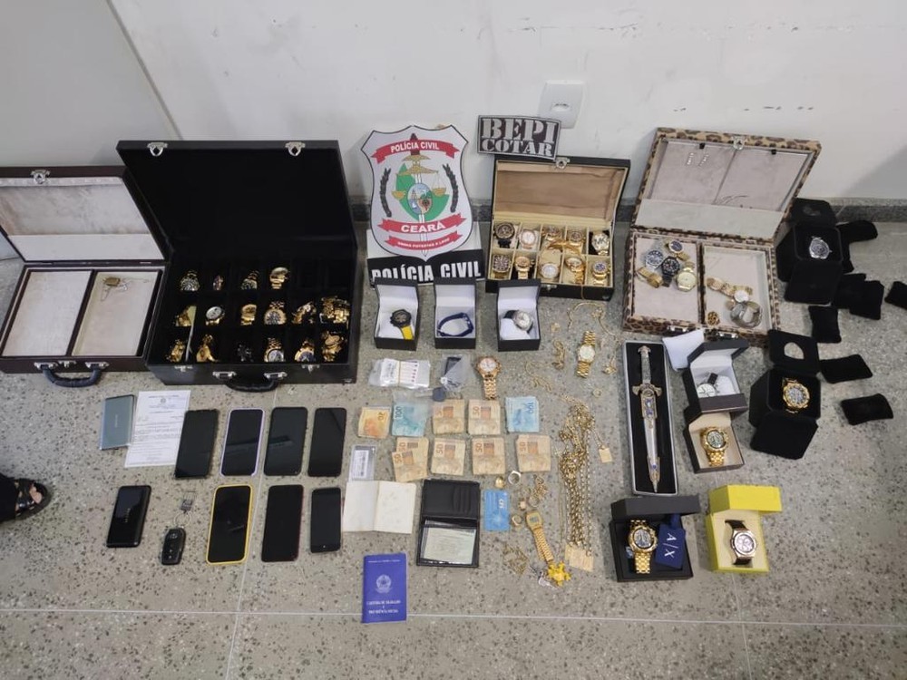 Na mansão, os policiais apreenderam dezenas de joias, celulares e outros objetos. Imagem - Reprodução. 