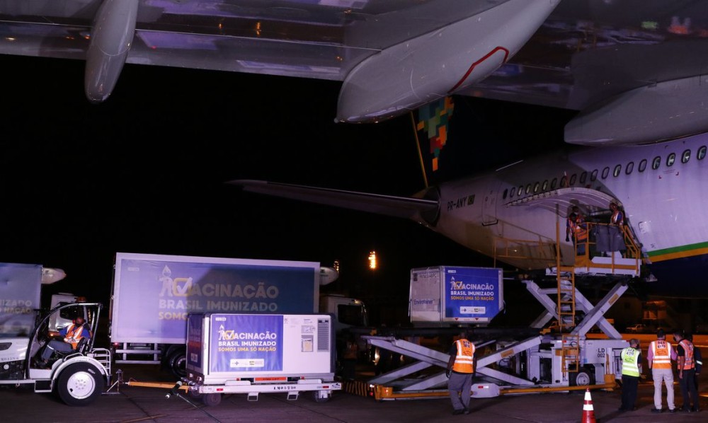 Rio de Janeiro - Chegada das vacinas da AstraZeneca/Oxford contra Covid-19 produzidas pelo Instituto Serum, na Índia, à base aérea do Galeão para serem encaminhadas à Fiocruz. (Fernando Frazão/Agência Brasil)