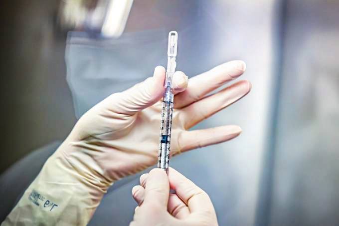 Empresa já entrou com a documentação pedida pela agência reguladora e cumpriu exigência de realizar testes clínicos da fase 3 no Brasil. (Michael Ciaglo/Getty Images)