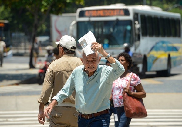 Rio de Janeiro (RJ), 14/11/2023 – População enfrente forte onda de calor no Rio de Janeiro. Foto: Tomaz Silva/Agência Brasil