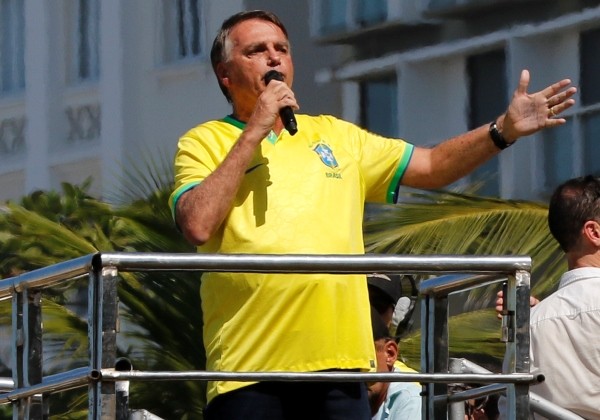 Bolsonaro reúne apoiadores em manifestação em Copacabana