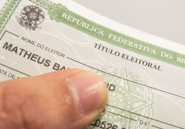 29-07-2014 - São Paulo - Brasil - Eleitor segura o titulo eleitoral. O eleitorado brasileiro cresceu 5,17% nos últimos quatro anos, saltando de 135.804.433 votantes, em 2010, para 142.822.046 eleitores, divulgou hoje (29) o Tribunal Superior Eleitoral (TS