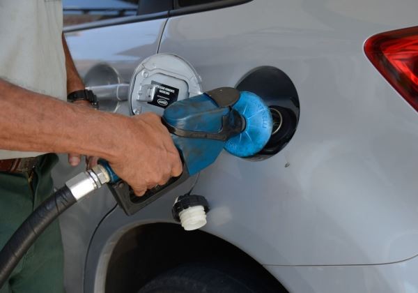 Greve de caminhoneiros provoca fila para abastecimento de combustível em posto de gasolina no Rio de Janeiro.
