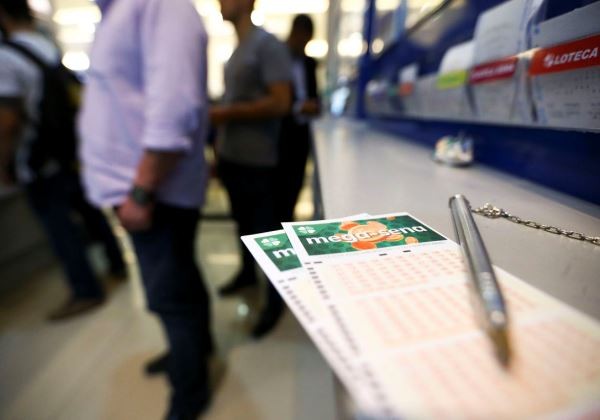 Apostadores fazem fila em casa lotérica. A Caixa Econômica Federal sorteia hoje (08) as seis dezenas do concurso 2.149 da Mega-Sena acumulada, que deve pagar um prêmio de R$ 170 milhões.