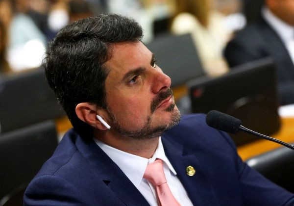 O senador Marcos do Val durante reunião da Comissão de Constituição e Justiça do Senado para análise de projetos de decretos legislativos que sustam o decreto presidencial que dispõe sobre uso, porte e comercialização de armas de fogo no país.
