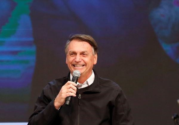 O presidente da República, Jair Bolsonaro, participa de culto pelo aniversário do pastor Silas Malafaia na igreja Assembléia de Deus Vitória em Cristo.