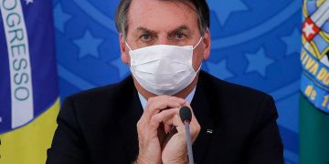 Câmara dá 30 dias para Bolsonaro apresentar resultado de exame de coronavírus
