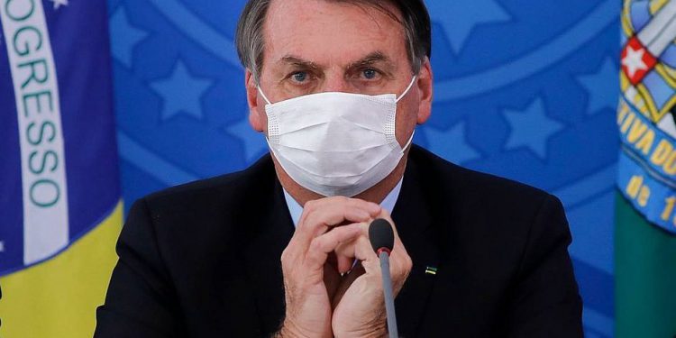 Câmara dá 30 dias para Bolsonaro apresentar resultado de exame de coronavírus