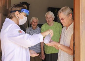 Indicar cuidados paliativos a idosos em vez de intubá-los gera embate entre médicos e famílias