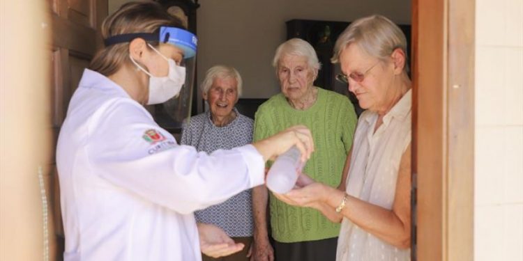 Indicar cuidados paliativos a idosos em vez de intubá-los gera embate entre médicos e famílias