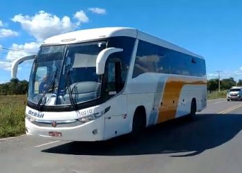 Ônibus oriundo de Goiás é barrado em duas cidades na Bahia e é escoltado de volta por PMs