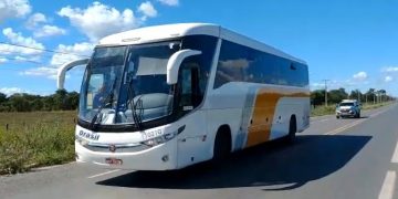 Ônibus oriundo de Goiás é barrado em duas cidades na Bahia e é escoltado de volta por PMs