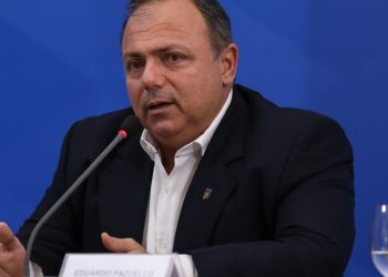 Bolsonaro formaliza Pazuello como ministro interino da Saúde