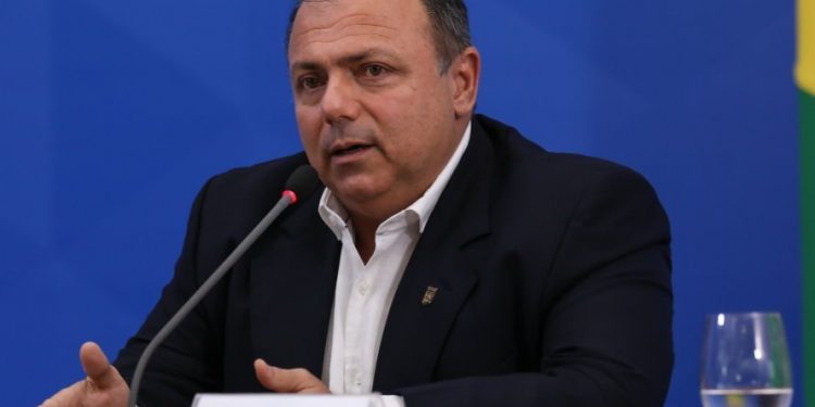Bolsonaro formaliza Pazuello como ministro interino da Saúde