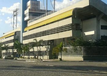 Madre de Deus: Suspeitos invadem estádio de futebol fugindo da polícia