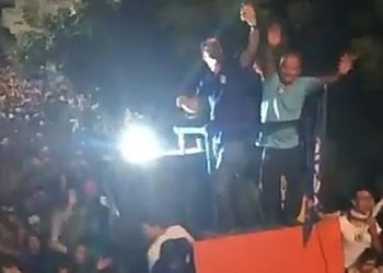 Multidão sem máscara se aglomera em comício de candidato a prefeito; assista