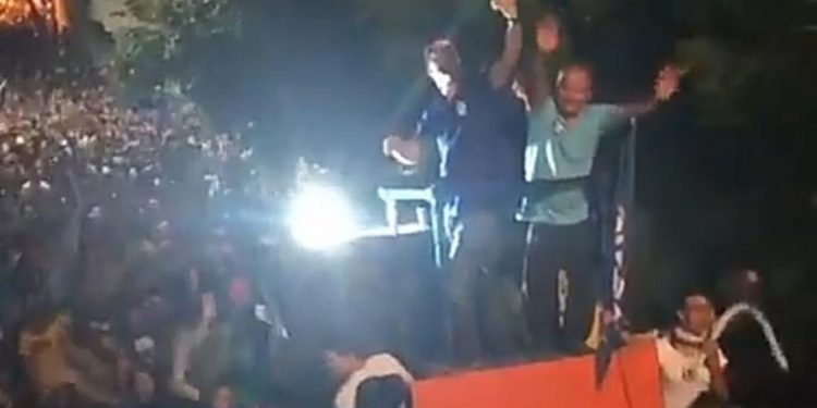 Multidão sem máscara se aglomera em comício de candidato a prefeito; assista