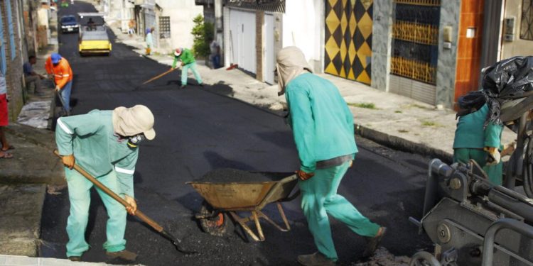 Candeias: Alto da Capelinha no Santo Antônio recebe pavimentação asfáltica e comunidade realiza sonho