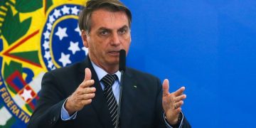 Auxílio emergencial será de R$ 300 até o fim do ano, segundo Bolsonaro