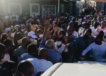 SFC: Com aglomeração e desrespeitando decreto municipal, Calmon lança candidatura ao lado de Evandro