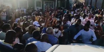 SFC: Com aglomeração e desrespeitando decreto municipal, Calmon lança candidatura ao lado de Evandro