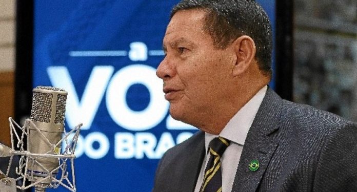 Bolsonaro põe em risco adesão da população a vacina da COVID-19