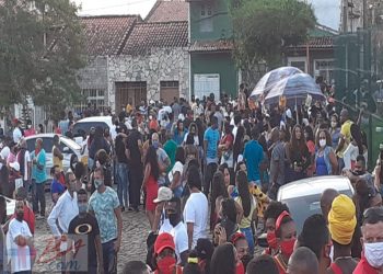 SFC: Com aglomeração e desrespeitando decreto municipal, Calmon lança candidatura ao lado de Evandro