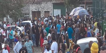 SFC: Com aglomeração e desrespeitando decreto municipal, Calmon lança candidatura ao lado de Evandro