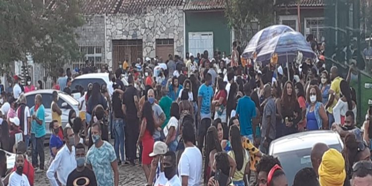 SFC: Com aglomeração e desrespeitando decreto municipal, Calmon lança candidatura ao lado de Evandro