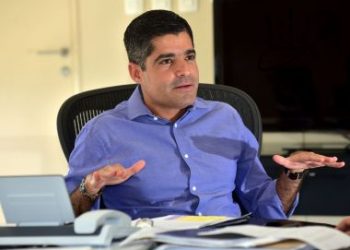 Com troca de elogios, ACM Neto e Carlos Lupi oficializam aliança em Salvador