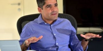 Com troca de elogios, ACM Neto e Carlos Lupi oficializam aliança em Salvador