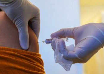 Governo federal não liberou verba para vacina chinesa em SP e só investiu na de Oxford, diz secretário