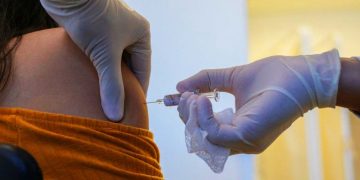 Governo federal não liberou verba para vacina chinesa em SP e só investiu na de Oxford, diz secretário