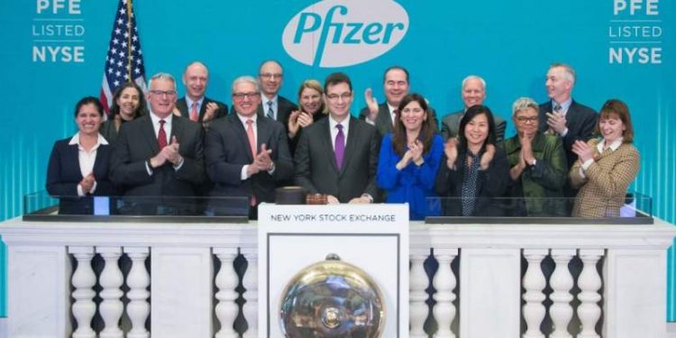 Executivos da Pfizer vendem ações da empresa no dia em que eficácia da vacina é divulgada