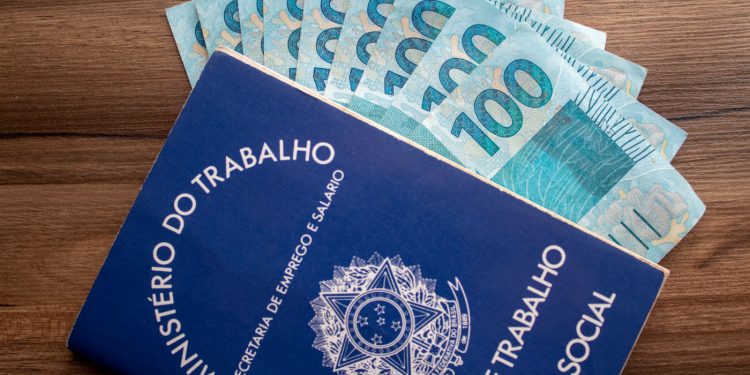 Governo propõe aumento de R$ 43 no salário mínimo de 2021