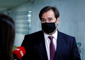 Bolsonaro diz que Bolsa Família não terá 13º por culpa de Maia; deputado chama presidente de mentiroso