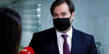 Bolsonaro diz que Bolsa Família não terá 13º por culpa de Maia; deputado chama presidente de mentiroso