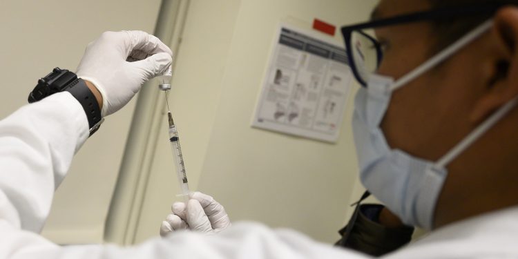 Projeto obriga governo a garantir vacinação gratuita de todos os brasileiros