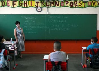 Bolsonaro sanciona lei que regulamenta repasses do novo Fundeb