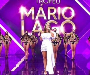 Ivete Sangalo se emociona ao receber prêmio no Domingão do Faustão