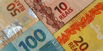 Salário mínimo será de R$ 1.100; presidente anunciou aumento em redes sociais